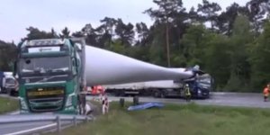 Vidéo : l'accident impressionnant d'une pale d'éolienne détruisant un poids lourd