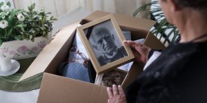  Cette veuve accepte l’héritage de son mari mort : elle est condamnée à payer plus de 14 000 euros par mois de pension 