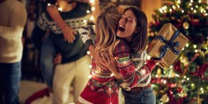 Pulls de Noël : comment sont-ils devenus un incontournable des fêtes ?