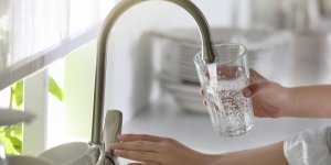  Eau du robinet : faut-il arrêter de la boire ?
