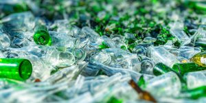 Consigne en verre : bientôt la fin des bouteilles en plastique en France ?