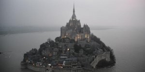 Marée du siècle : superbes images du Mont-Saint-Michel, redevenu une île 