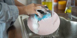 Vaisselle : pourquoi il faut absolument faire un trou dans votre éponge