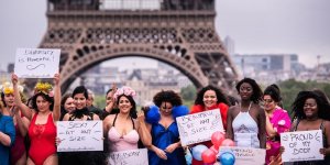 Photos : des mannequins "grande taille" ont défilé en lingerie devant la Tour Eiffel 