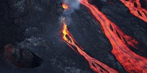 En images : le Piton de la Fournaise est entré en éruption 