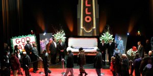 Obsèques de célébrités : les photos de leur cercueil ouvert