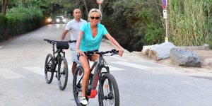Brigitte Macron en vacances : à vélo, en maillot... les plus belles photos