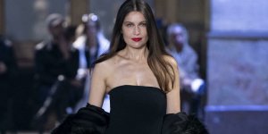 Laetitia Casta divine à la Fashion Week de Paris : la mannequin a défilé pour la marque Ami Paris