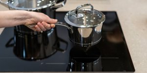 Plaque de cuisson : les 6 produits avec lesquels il ne faut pas la nettoyer