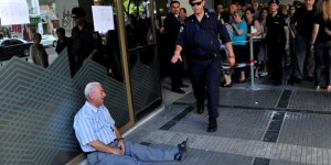 En images : l'émouvante histoire d'un retraité grec, en pleurs