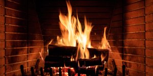 8 objets à ne jamais brûler dans la cheminée