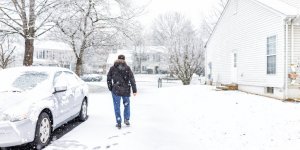 Hiver : 8 objets à ne pas laisser dans sa voiture quand il fait froid