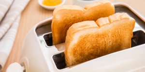 Grille-pain : peut-on le poser au-dessus du frigo ?