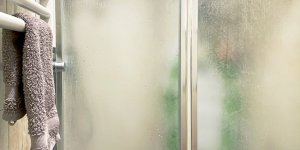 Humidité : 6 astuces dans une salle de bains sans VMC