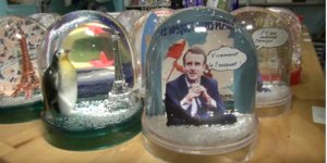 Boules à neige Macron, vin France Insoumise... ces drôles de goodies autour de la politique 