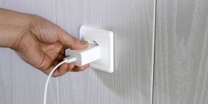 Électricité : combien coûte un chargeur branché sans appareil au bout ?