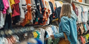 Vieux vêtements : tous les supermarchés et magasins où vous pouvez les rapporter