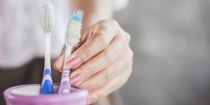 Vieille brosse à dent : les 7 utilisations pour le ménage
