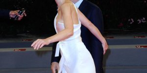 Julie Gayet : sa robe très fendue fait sensation à la Mostra de Venise