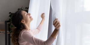 8 astuces naturelles pour redonner leur éclat à des rideaux qui jaunissent