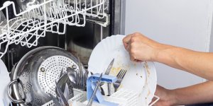 Lave-vaisselle : ces 5 erreurs qui empêchent le nettoyage