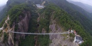 En images : le plus long pont en verre du monde est aussi le plus effrayant !