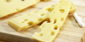 Covid-19 : c'est quoi la "stratégie du fromage" qui pourrait débarquer en France ?