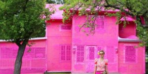 EN IMAGES Une artiste recouvre deux maisons… de laine rose !