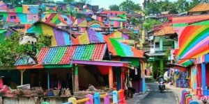 PHOTOS. Un incroyable village arc-en-ciel en Indonésie 