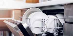 Le lave-vaisselle est-il vraiment plus économique que la vaisselle à la main ?
