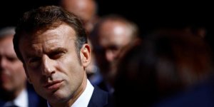 Réforme des retraites : Emmanuel Macron n'exclut pas de dissoudre l'Assemblée nationale en cas de motion de censure contre le gouvernement