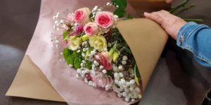 Des fleuristes vont indiquer l'origine des fleurs de leurs bouquets : "Il n'y a rien à cacher", assure un grossiste