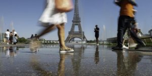 La mairie de Paris renonce à des constructions controversées au pied de la Tour Eiffel