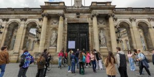 Porte de la mairie de Bordeaux incendiée : trois nouvelles personnes ont été mises en examen