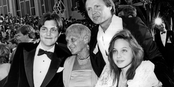 PHOTOS. Angelina Jolie : qui sont ses célèbres parents ?