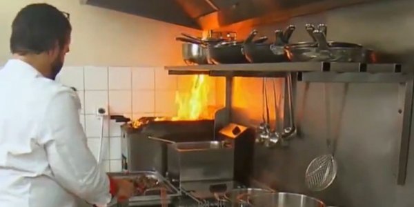 VIDÉO. Top Chef 2021 : Mohamed et Matthias déclenchent un incendie en pleine épreuve