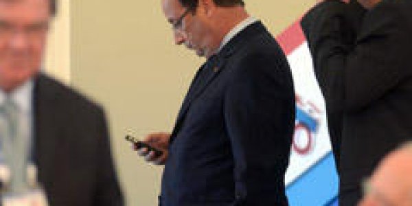François Hollande serait accro aux sms