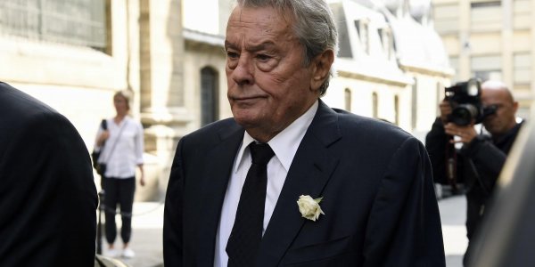 Cannes 2019 : quelle est cette pétition qui s'oppose à la remise de la Palme d'Or d'honneur à Alain Delon ?
