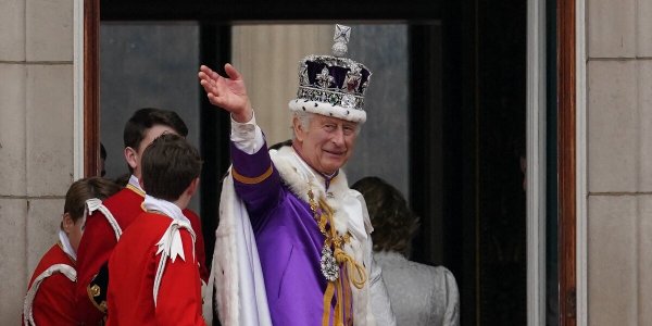 EN DIRECT - Couronnement de Charles III : la famille royale fait son apparition au balcon