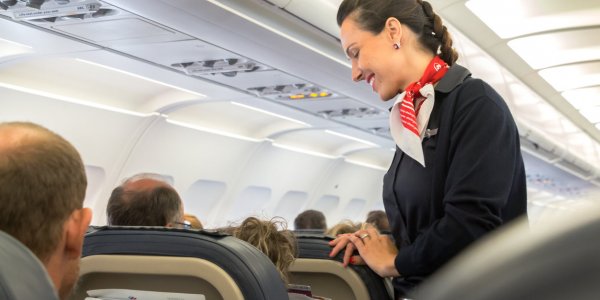PHOTOS Coronavirus : les compagnies aériennes relookent leurs hôtesses