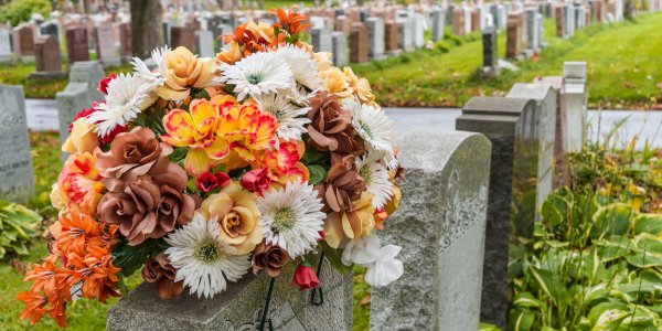 Des bornes numériques font leur apparition à l’entrée des cimetières : une carte numérique