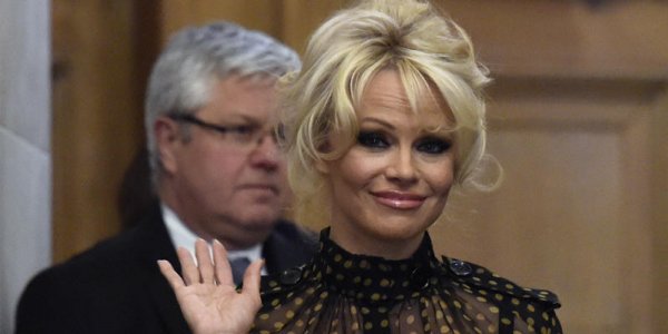 Un sénateur s'attaque au physique de Pamela Anderson 