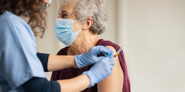 Arnaque à la vaccination : retraités, soyez prudents
