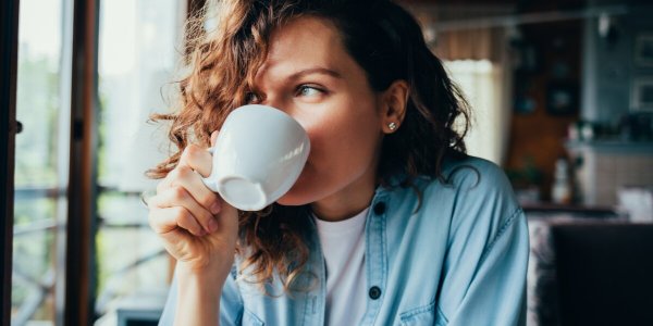 Sommeil : faut-il vraiment éviter de boire du café le soir ? 