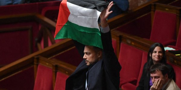 Qui est Sébastien Delogu, le député LFI sanctionné pour avoir brandi un drapeau palestinien ?