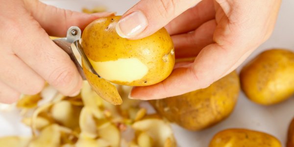 Pomme de terre : l'astuce pour l'éplucher en quelques secondes