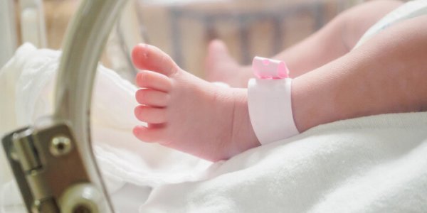 2700 bébés meurent chaque année en France : les explications avancées 