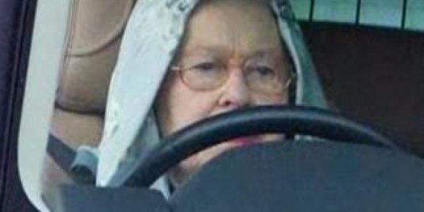 La reine Elisabeth II en sweat à capuche au volant d'une Range Rover !
