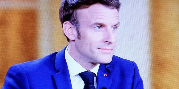 Débat présidentiel : pourquoi Macron portait un "pin's" rouge sur sa veste ?