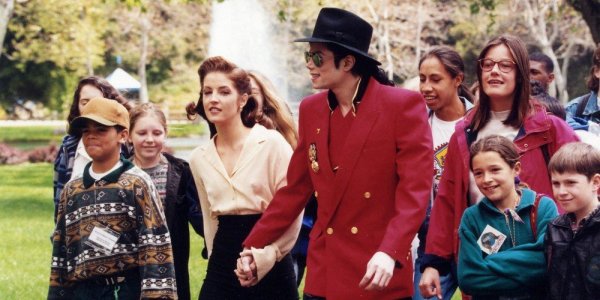 Michael Jackson, Nicolas Cage... Qui sont les célèbres époux de Lisa Marie Presley, la fille du "King" ?